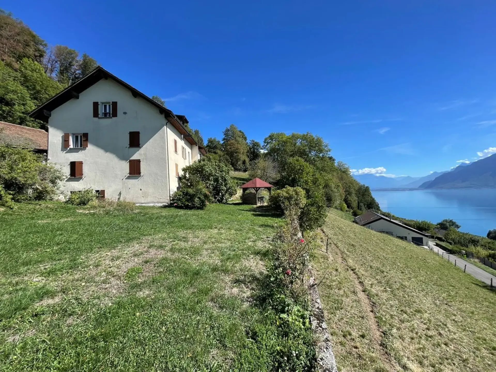 Building with 4 apartments to renovate with exceptional panoramic view of Lake Geneva and the Alps
