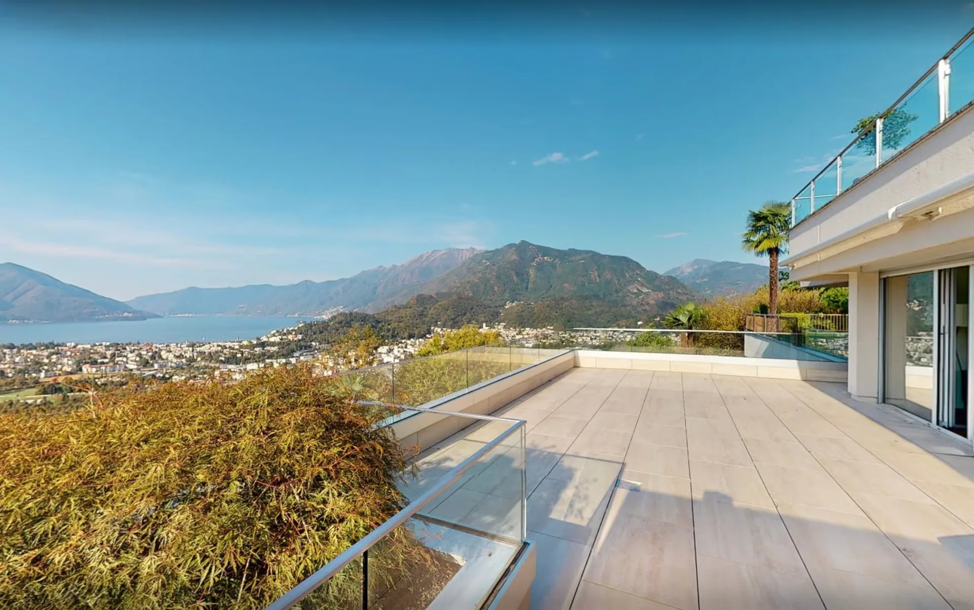 Luxurious living with a gigantic Lago Maggiore view
