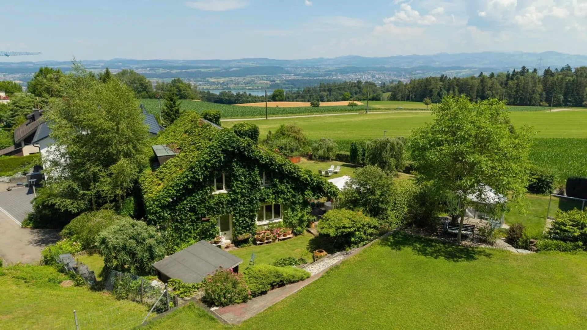 Freistehendes Einfamilienhaus mit See- und Fernsicht auf exklusiver Baulandparzelle