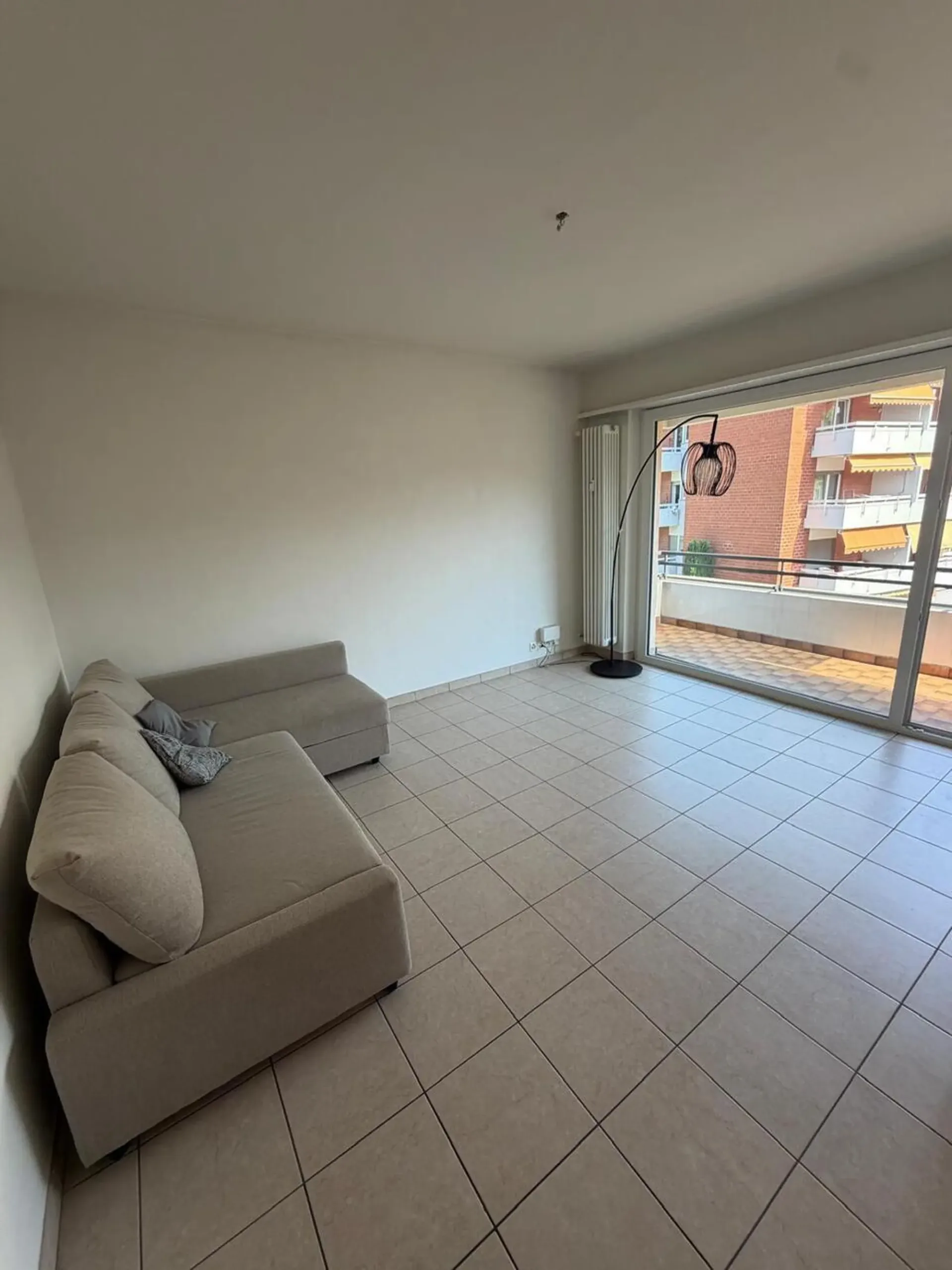 Bright 2.5-room apartment partially furnished in Lugano