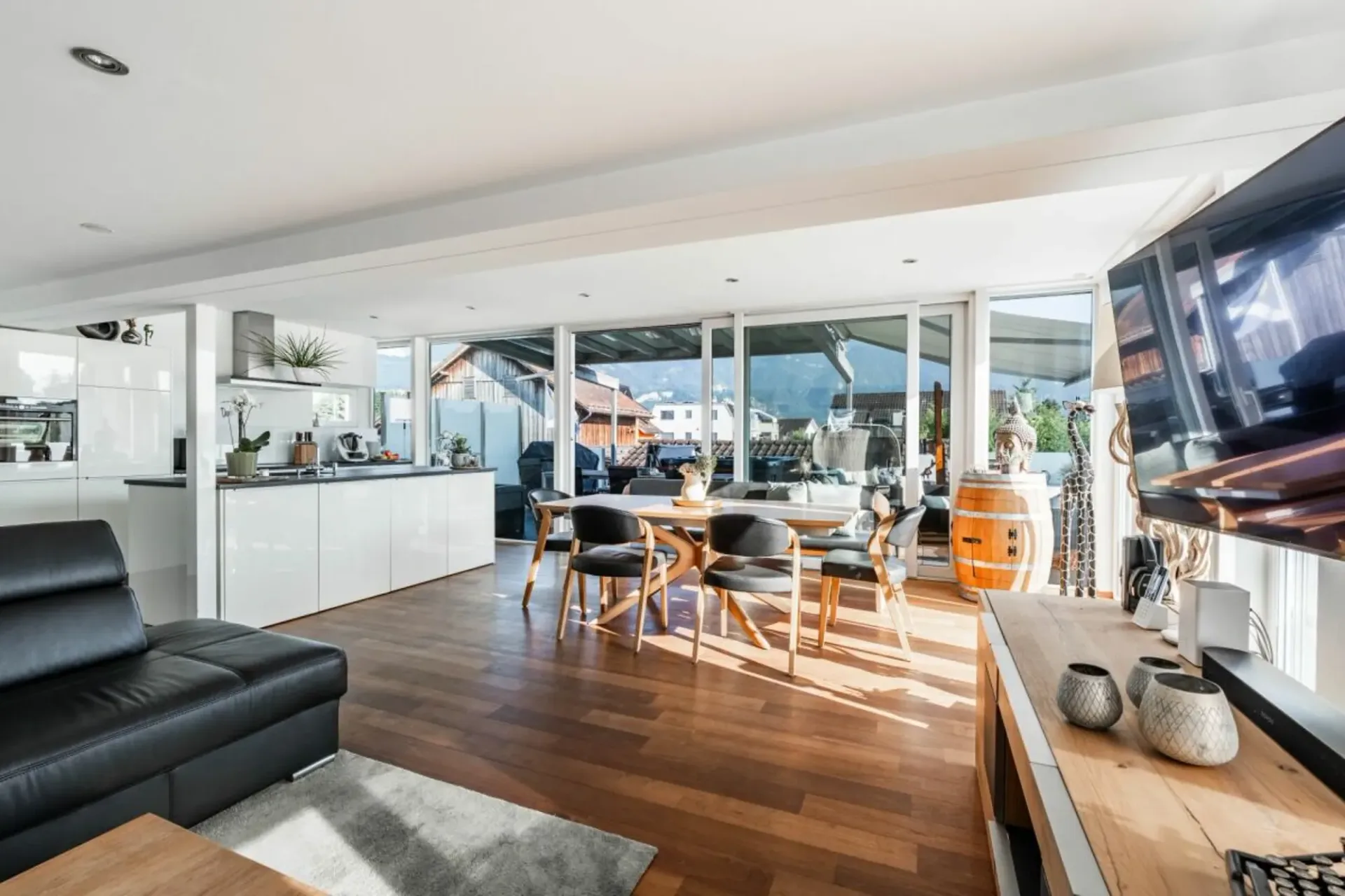 Spacious 8-room single-family house with annex, garden and large terrace