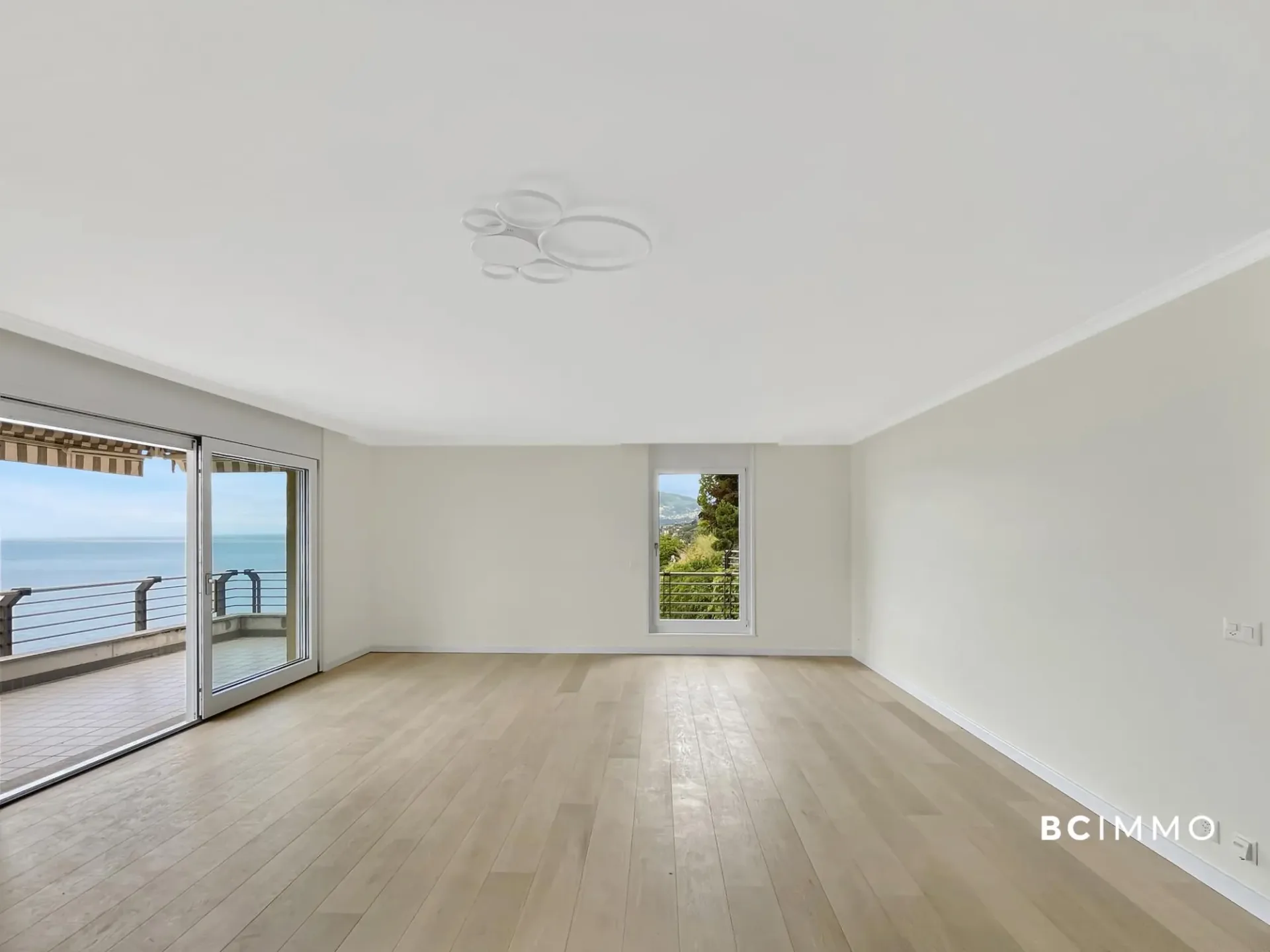 Elegante zeitgenössische Architektur mit Panoramablick auf den See